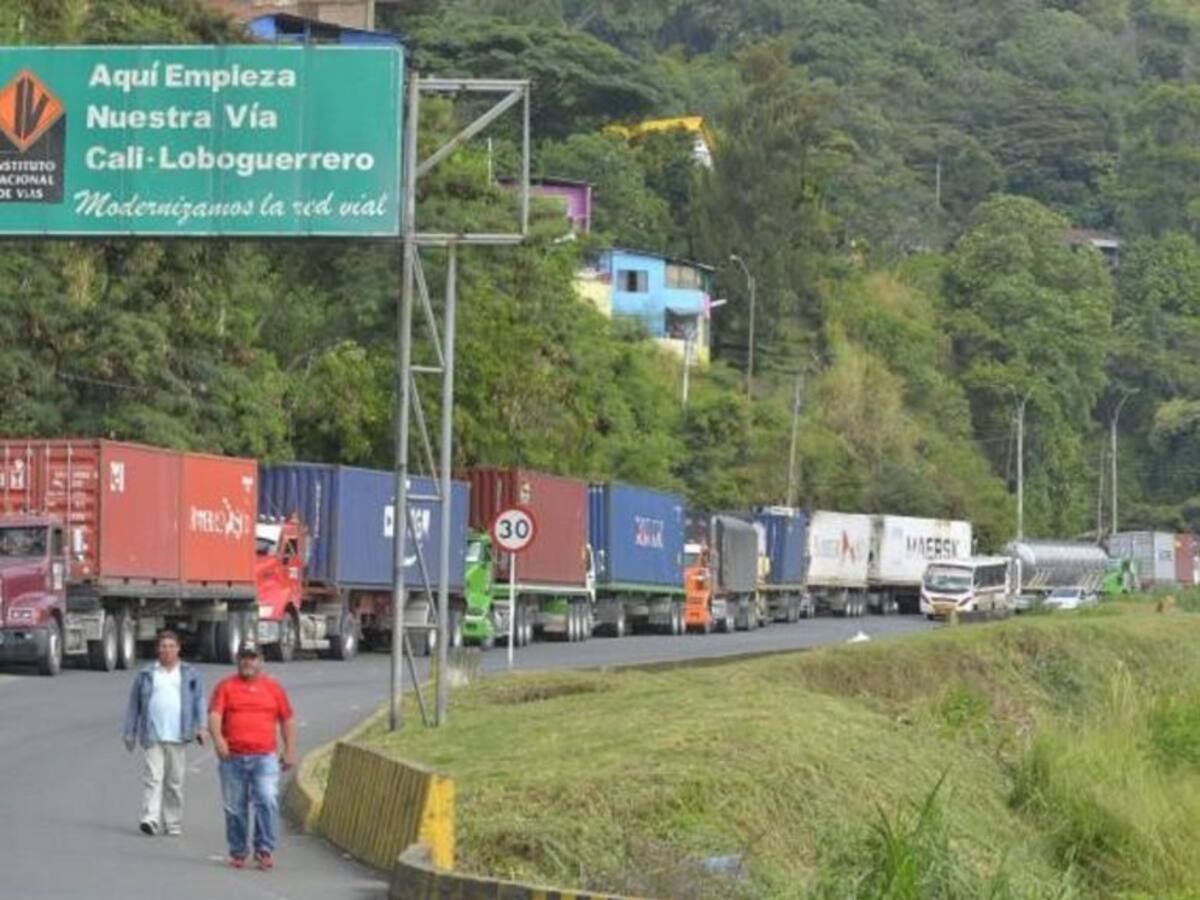 Muere motociclista y su compañera al chocar con una tractomula