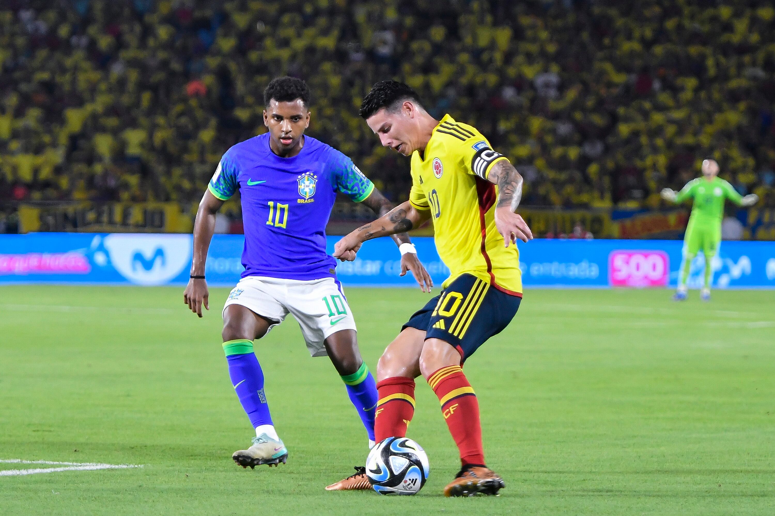 James Rodríguez y Rodrygo durante el duelo entre Colombia y Brasil por las Eliminatorias al Mundial del 2026. (Photo by Gabriel Aponte/Getty Images)