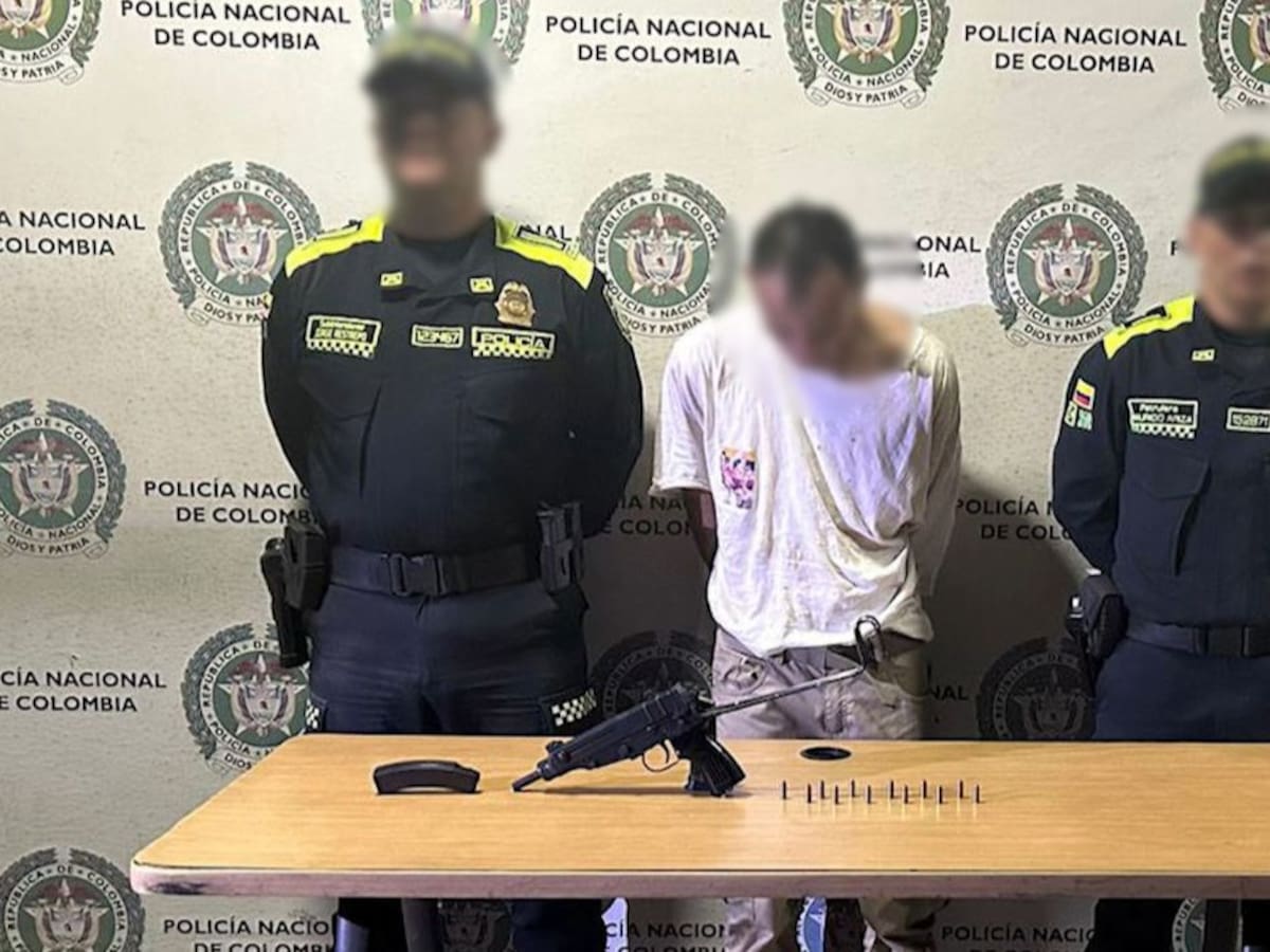 En Pereira capturan a un hombre que portaba una mini-uzi