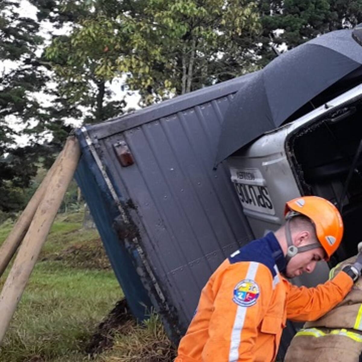 Furgón rodó por un abismo y el conductor tuvo que ser rescatado por bomberos La Estrella