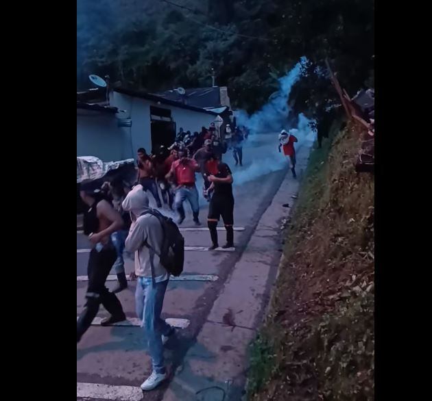 Policía disipa protesta en portería de multinacional minera de Buriticá- foto pantallazo video de Variedades Peluche