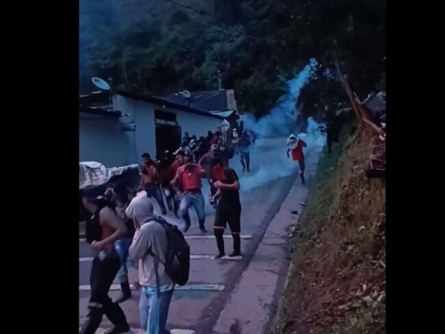 Policía disipa protesta en portería de multinacional minera de Buriticá- foto pantallazo video de Variedades Peluche