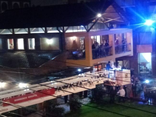 Polémica por máquina de bomberos utilizada para llevar novio al matrimonio