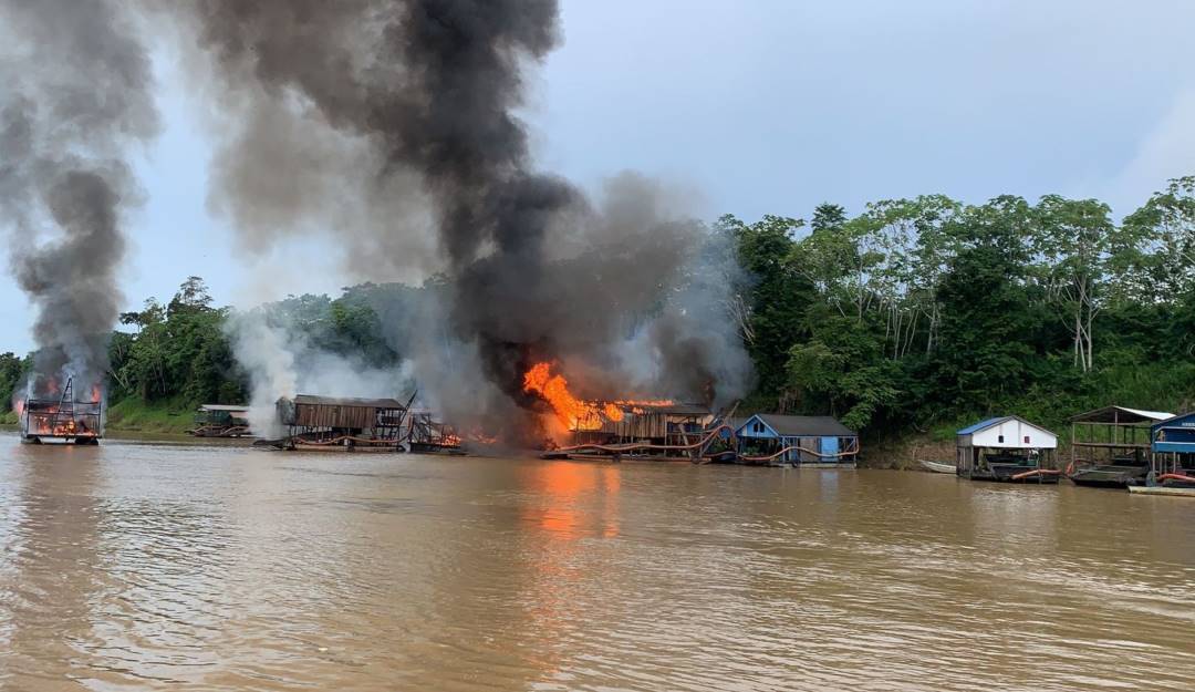 Quema de barcos de mineros ilegales en Brasil.  Foto: @GreenpeaceBR