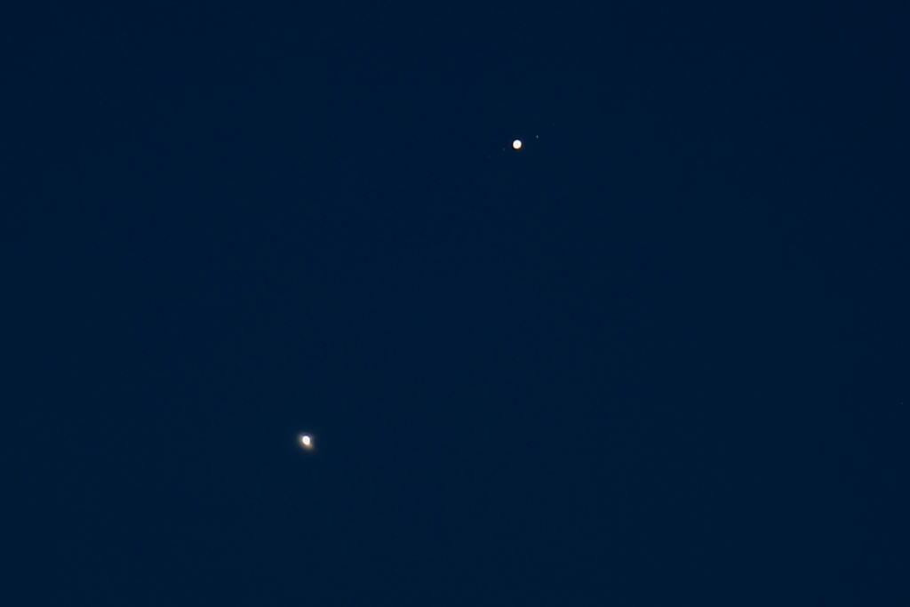 Venus y Júpiter se ven casi en conjunción sobre Manhattan antes del amanecer en la ciudad de Nueva York, Estados Unidos, el 1 de mayo de 2022. (Foto de Tayfun Coskun/Agencia Anadolu a través de Getty Images)