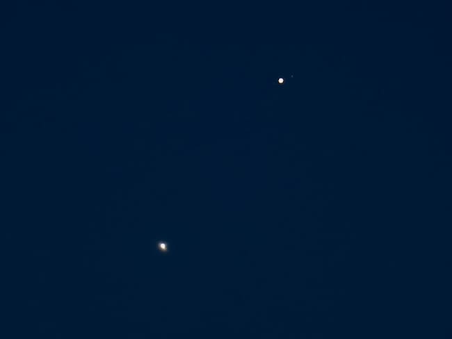 Venus y Júpiter se ven casi en conjunción sobre Manhattan antes del amanecer en la ciudad de Nueva York, Estados Unidos, el 1 de mayo de 2022. (Foto de Tayfun Coskun/Agencia Anadolu a través de Getty Images)