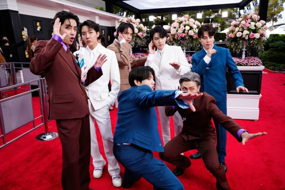 Los chicos divirtiéndose un poco en la alfombra roja. 