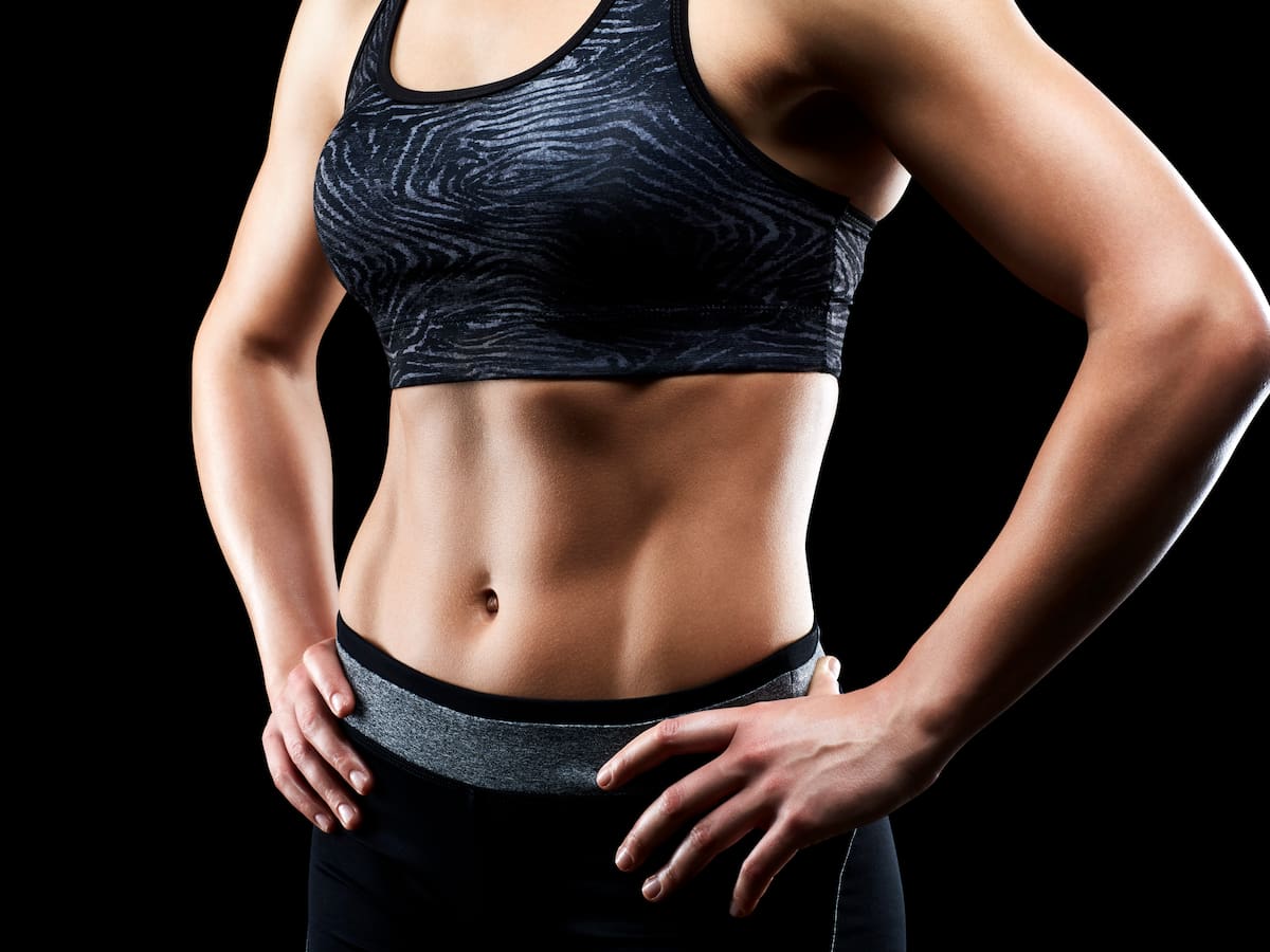 3 trucos para mantener el abdomen plano, según supermodelo internacional de 66 años