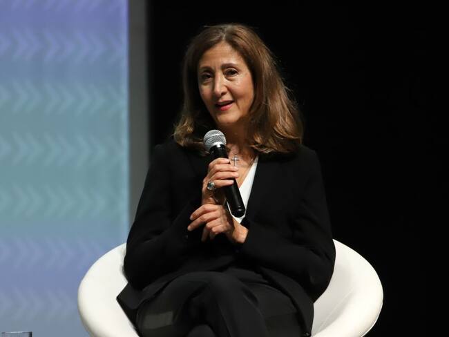 Entrevista con Ingrid Betancourt sobre la columna de Daniel Samper Pizano "Bella Durmiente - Bruja Mala"