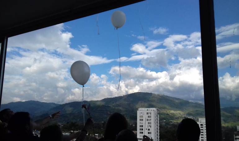 Facebook Caracol radio Armenia 1150am Tw @caracolRArmenia línea WhatsApp 3155681277