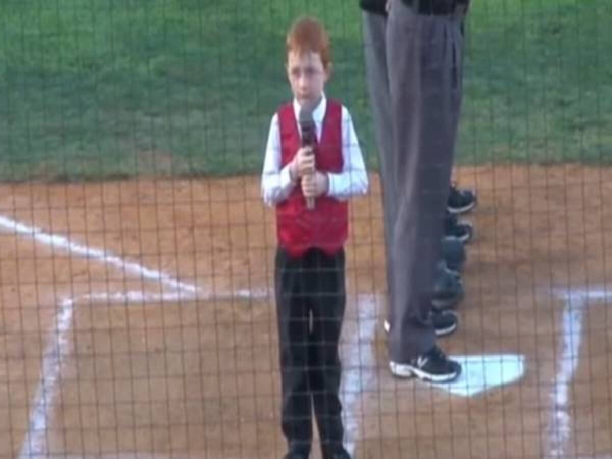 Niño con hipo canta el himno de su país y se vuelve viral