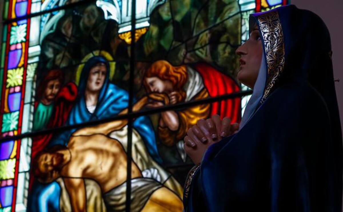 Imágenes de algunas de los principales templos e iglésias cátolicas de Bogotá, donde los fieles se reúnen a conmemorar la pasión de Cristo.