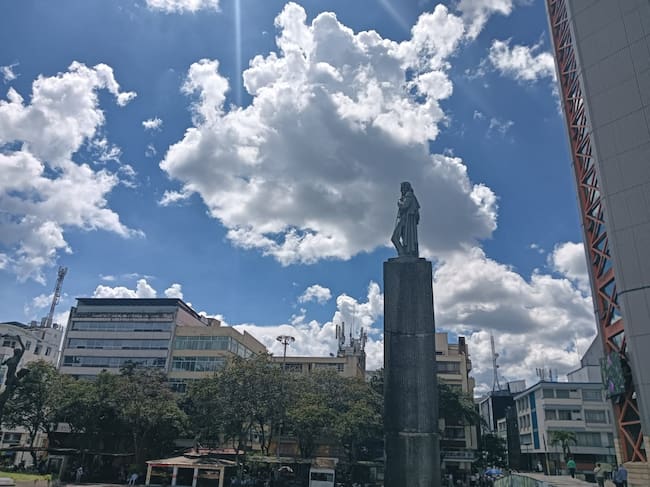 La estatua de Simón Bolívar en los días de sol y cielo azul en Armenia. Foto: Adrián Trejos