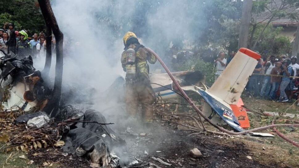 Avioneta se accidenta en el centro de Cali. Foto: captura redes sociales