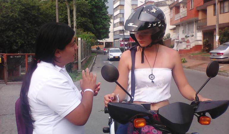 La secretaría entregó a cada motociclista una manilla con la frase ‘Tu moto es tu amiga, no corras riesgos