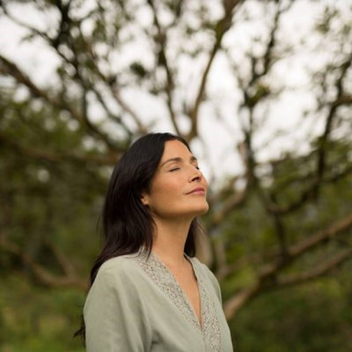 Kathy Sáenz lanza su emprendimiento de productos naturales que conectan con esencia
