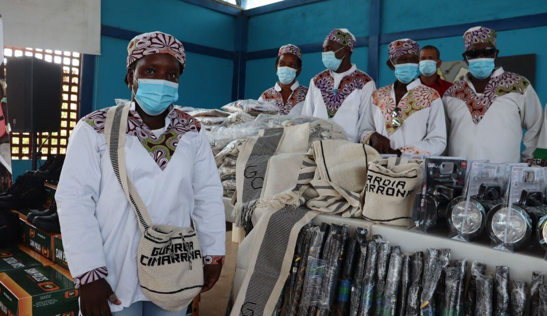 Recibieron vestimenta tradicional, mochilas, ponchos, botas, lámparas y radios de comunicación