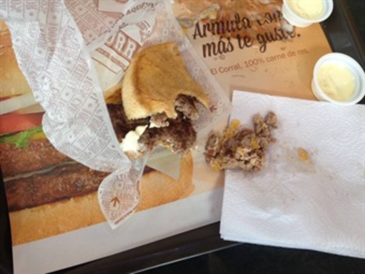 ¿Alambres dentro de la carne de Hamburguesas El Corral?