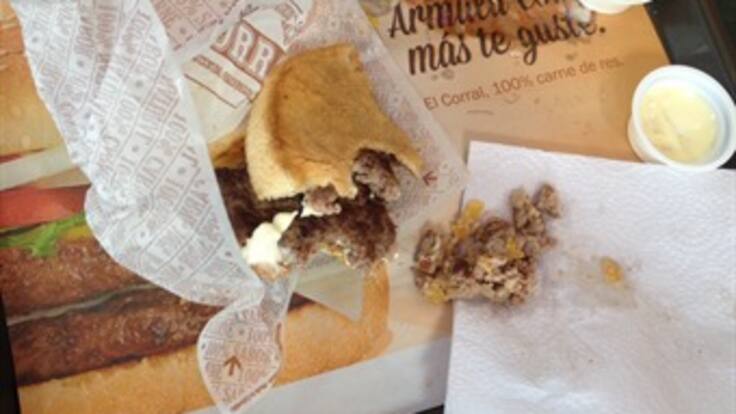 ¿Alambres dentro de la carne de Hamburguesas El Corral?