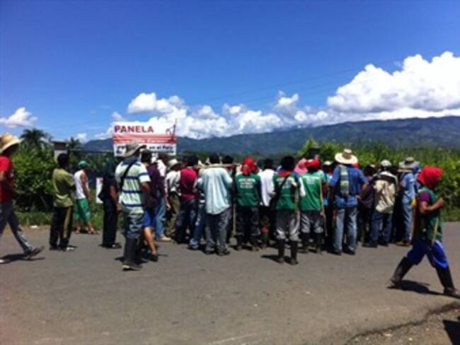Más de 7.000 campesinos bloquean otra vez las vías en Caquetá