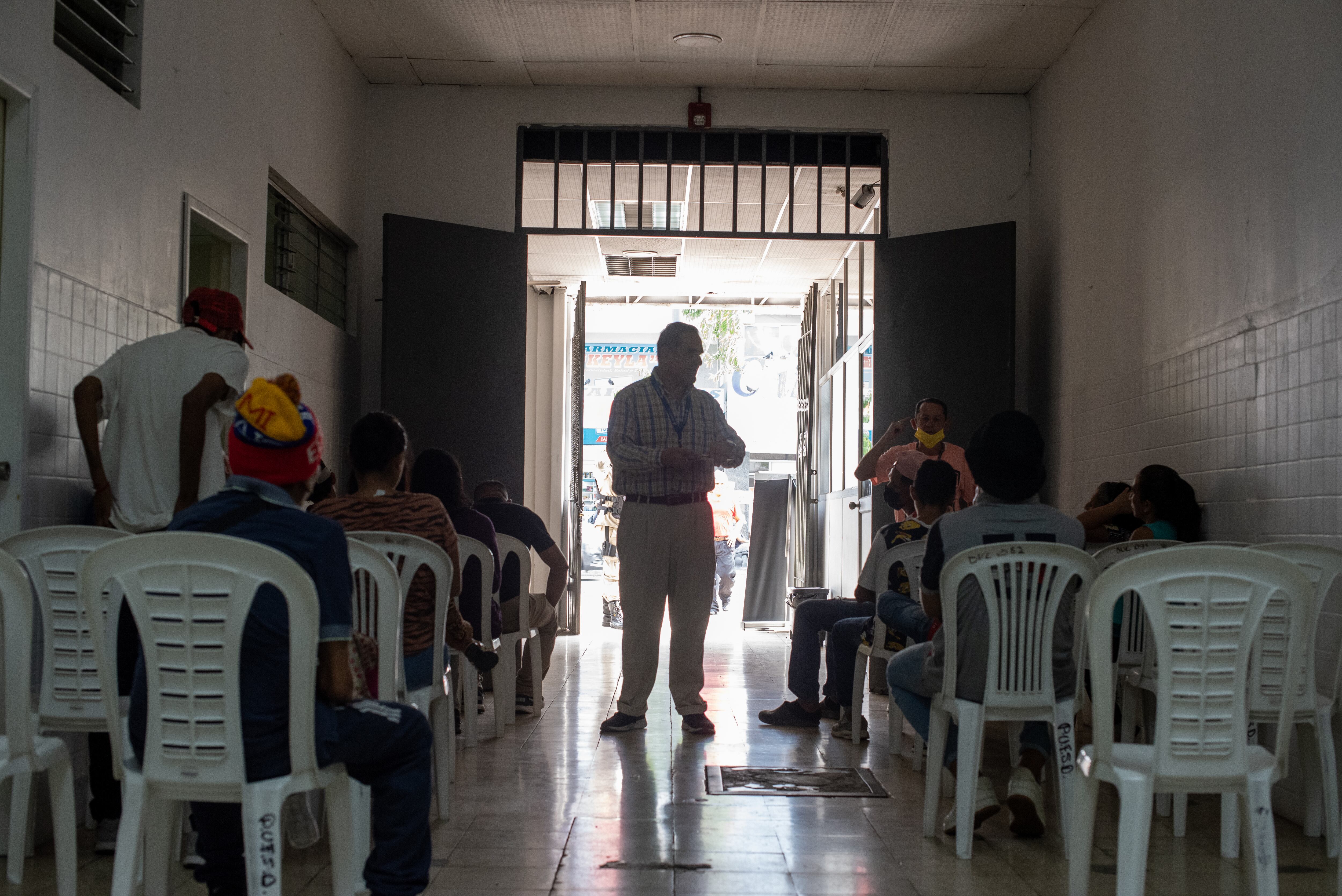 GUAYAQUIL (ECUADOR), 19/09/2023.- Un funcionario habla a jóvenes sobre los peligrosos efectos del fentanilo, el 4 de septiembre de 2023 en el Hospital Municipal Bicentenario en Guayaquil (Ecuador). El fentanilo, la potente y barata droga sintética de efectos opiáceos tan extendida en países como Estados Unidos, ha puesto en alerta a la ciudad ecuatoriana de Guayaquil (suroeste), que comienza a ver sus efectos mientras intenta combatir el consumo de otras drogas consumidas en peligrosos "cócteles". EFE/Mauricio Torres
