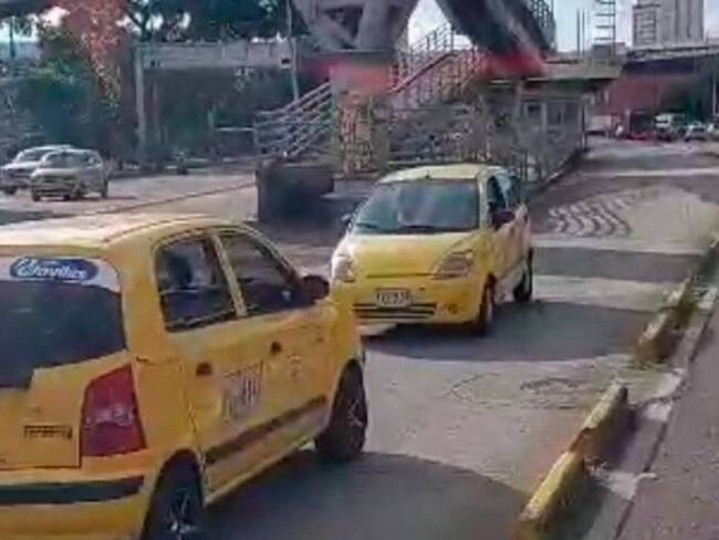 VIDEO: Taxista manejó en reversa por la 15