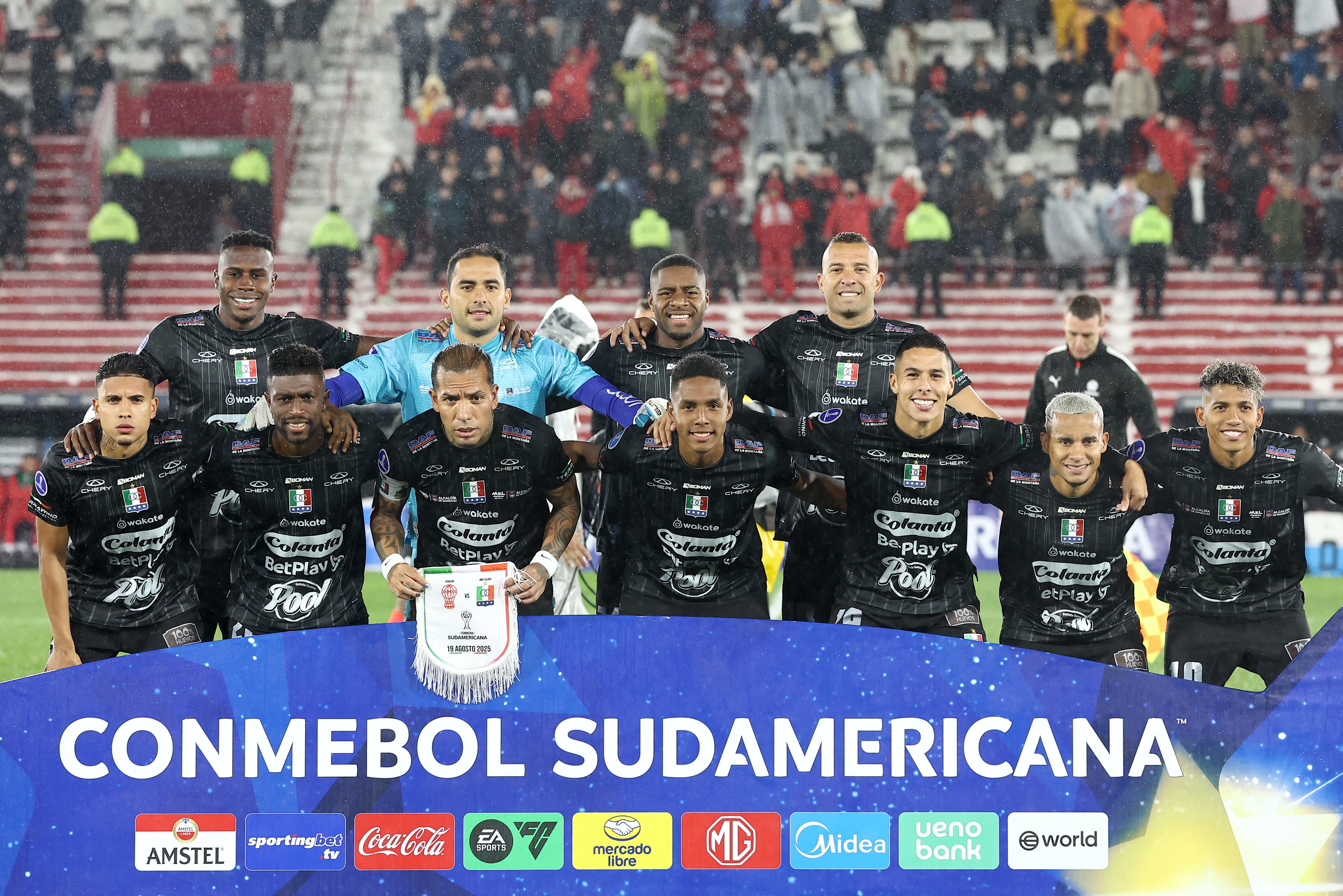 “De terror”: así reacciona prensa argentina al triunfo del Once Caldas sobre Huracán en Sudamericana. (Photo by ALEJANDRO PAGNI / AFP) (Photo by ALEJANDRO PAGNI/AFP via Getty Images)