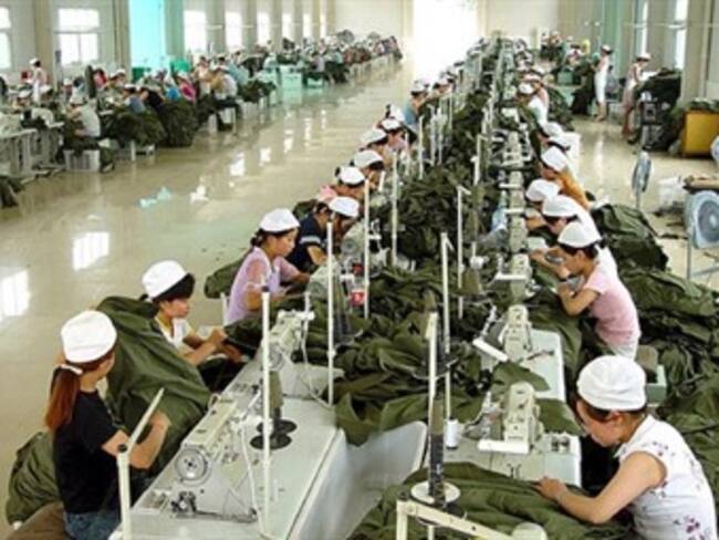 Cierran al menos 100 fábricas textiles en Bangladesh por protestas salariales