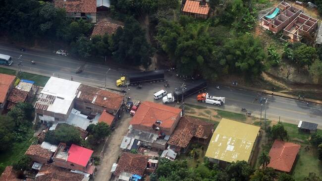 El ministro de Defensa, Luis Carlos Villegas, y el director de la Policía Nacional, general Jorge Nieto, sobrevolaron la vía Panamericana. Foto: Colprensa