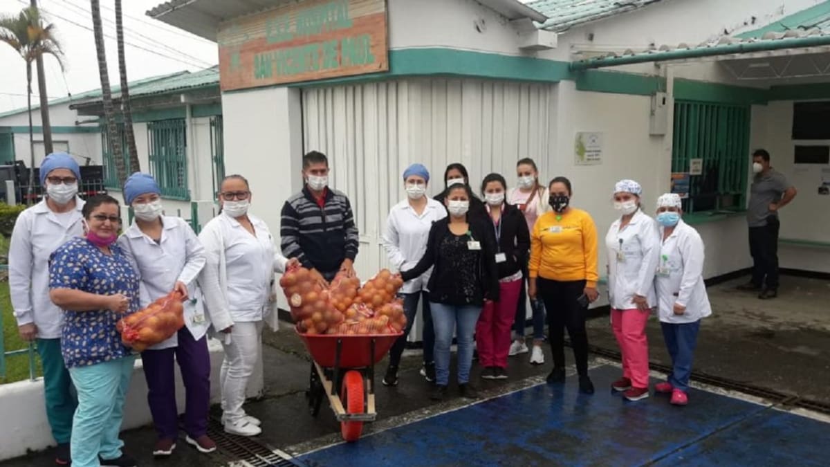 Productores donan frutas a trabajadores a los trabajadores de la salud