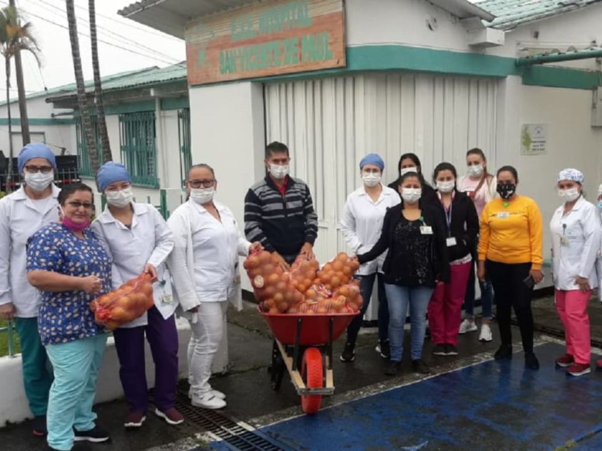 Productores donan frutas a trabajadores a los trabajadores de la salud