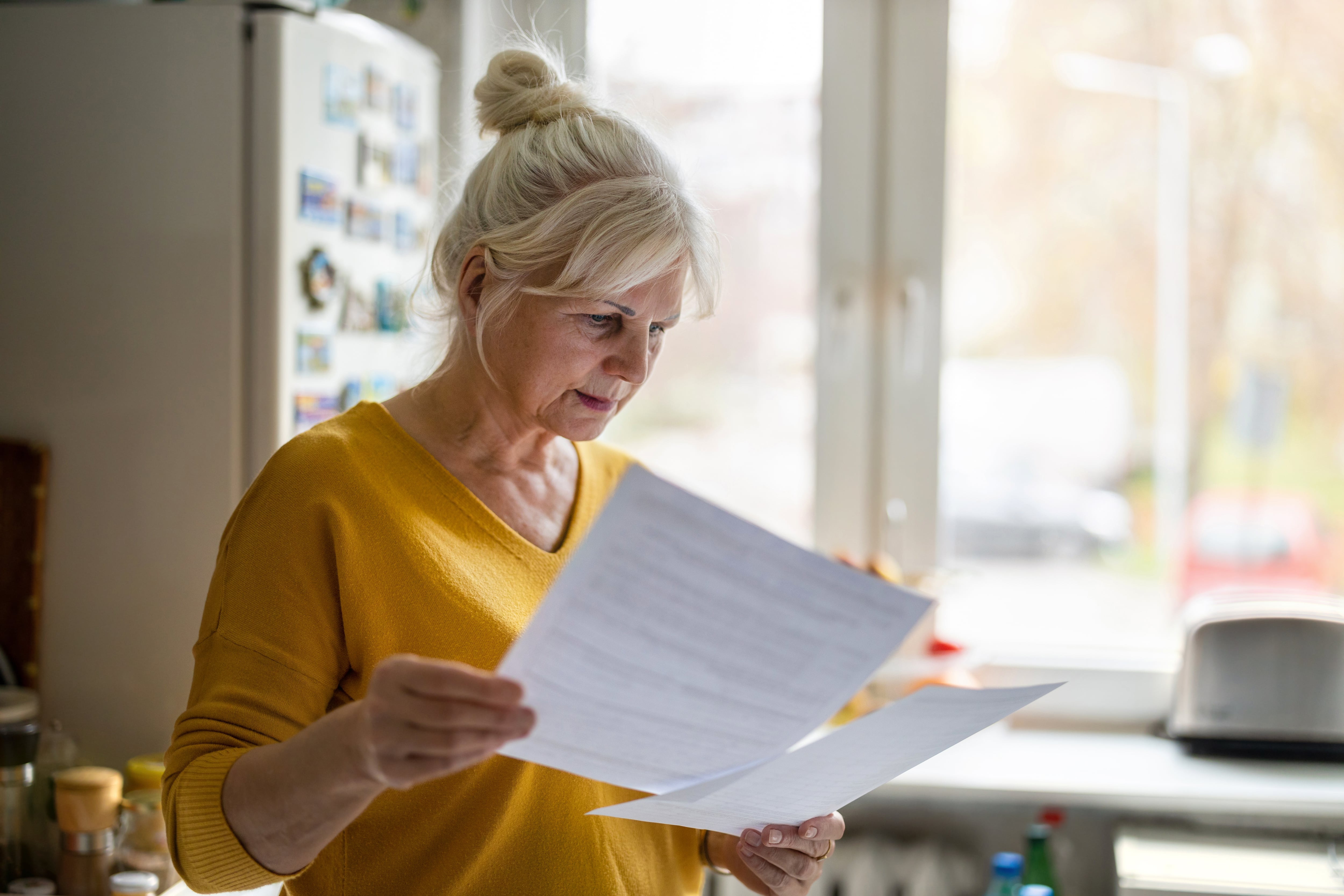 Mujer revisando diferencias en pensiones (Foto vía GettyImages)
