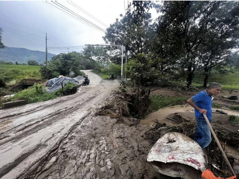 Las vías rurales quedaron afectadas por cerca de 25 derrumbes, tras las fuertes lluvias. Foto: Alcaldía de Girardota.