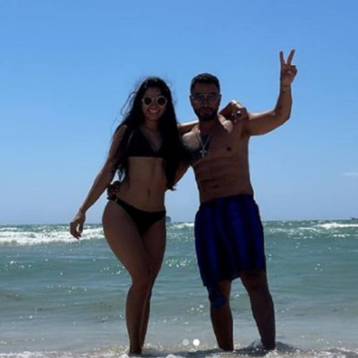 (FOTO) Jhon Alex Castaño tocándole la zona íntima a su pareja: hay críticas