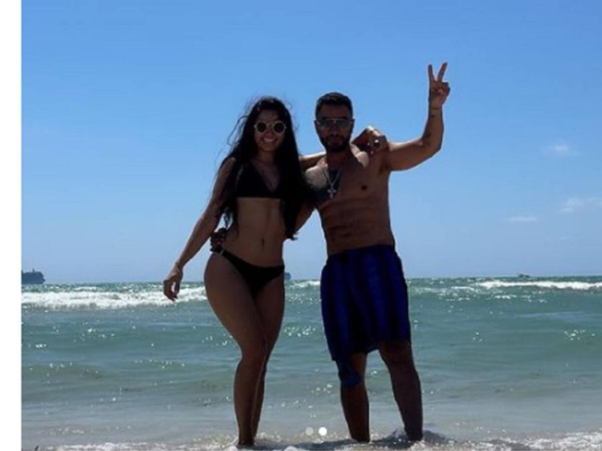 (FOTO) Jhon Alex Castaño tocándole la zona íntima a su pareja: hay críticas