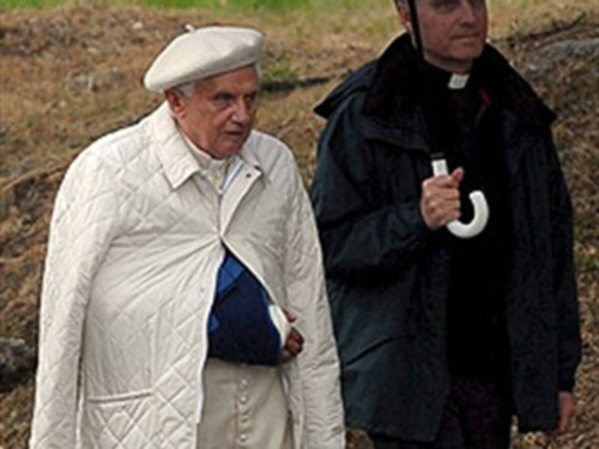 El Papa se rompió la muñeca al caer tras tropezar con una pata de su cama