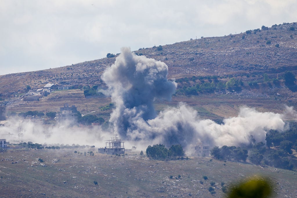 Ataque en la montaña Ali al-Tahir en Nabatieh, Líbano. (Photo by Ramiz Dallah/Anadolu via Getty Images)