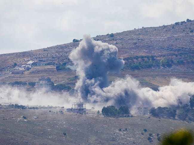 Ataque en la montaña Ali al-Tahir en Nabatieh, Líbano. (Photo by Ramiz Dallah/Anadolu via Getty Images)