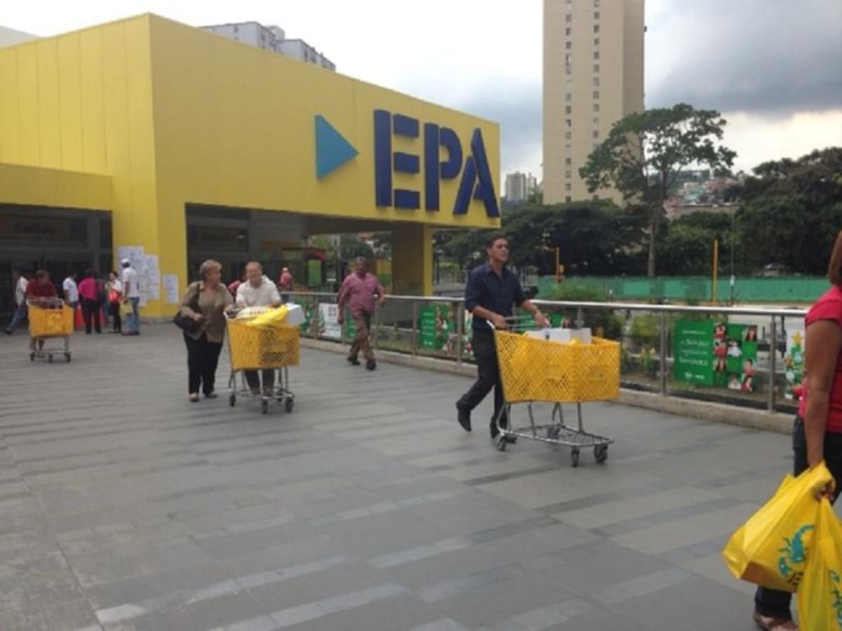 Llega diciembre y en los estantes de los almacenes en Caracas y otras ciudades se ven pocas mercancías, por causa de las medidas del gobierno que tiene en aprietos a los comerciantes, según afirman los empresarios y sectores de la oposición.