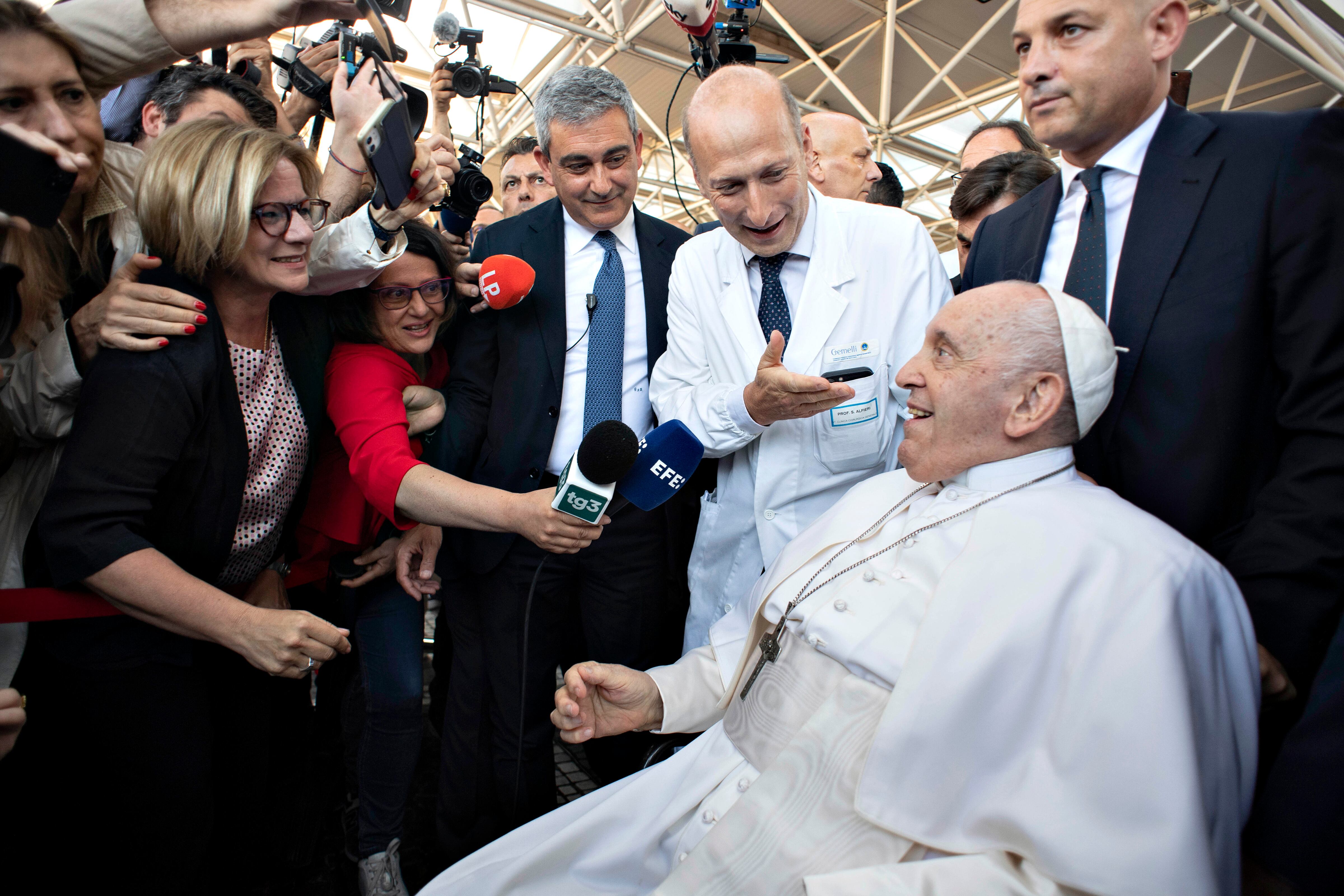 El papa Francisco junto al cirujano Sergio Alfieri a la salida del hospital Gemelli en Roma.
(Foto:   Vatican Media via Vatican Pool/Getty Images)