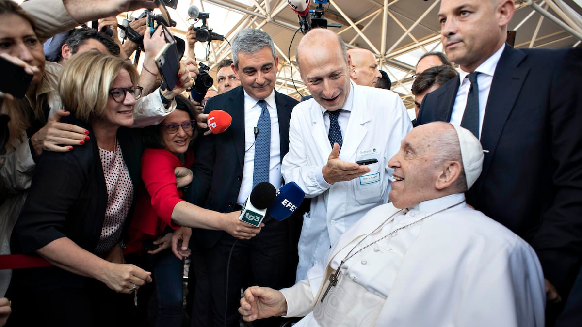 Papa Francisco deja el hospital y comienza a retomar su agenda