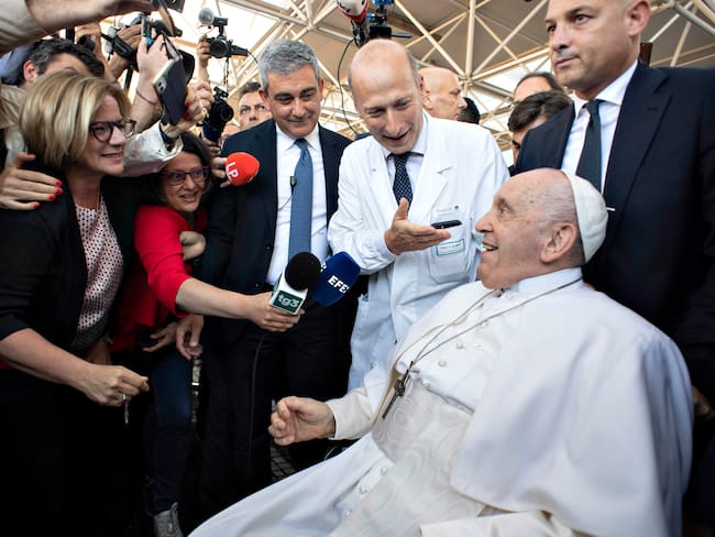 El papa Francisco junto al cirujano Sergio Alfieri a la salida del hospital Gemelli en Roma.
(Foto:   Vatican Media via Vatican Pool/Getty Images)