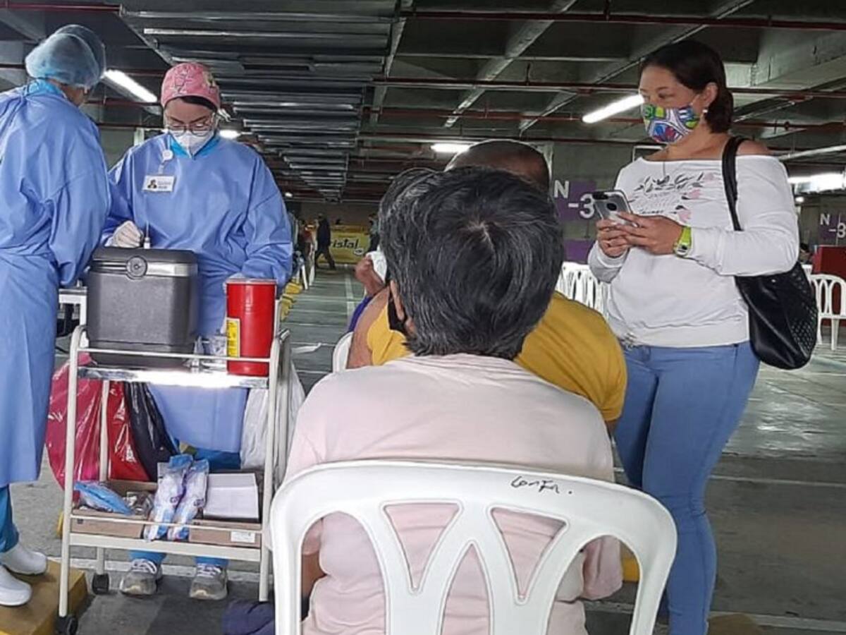 A la espera de las segundas dosis de la vacuna COVID de Moderna