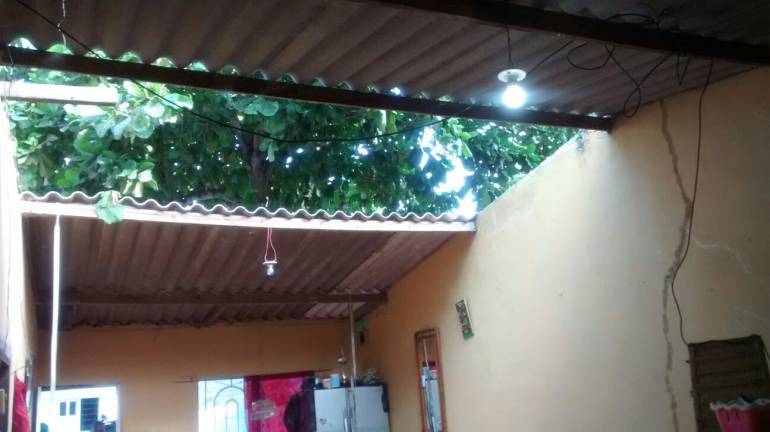 Una de las casas destechadas por el vendaval