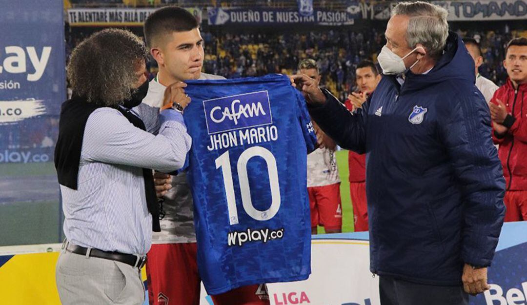 Alberto Gamero, Mateo Ramírez y Enrique Camacho antes del partido Millonarios vs Patriotas en el Finalización 2021