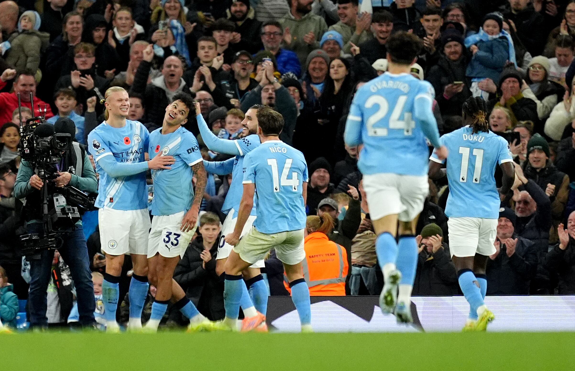 Los jugadores del Manchester City festejan uno de sus goles ante el Bournemouth. (Photo by Martin Rickett/PA Images via Getty Images)