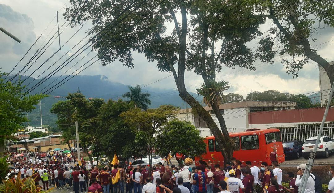 Largas filas para ingresar al estadio Manuel Murillo Toro