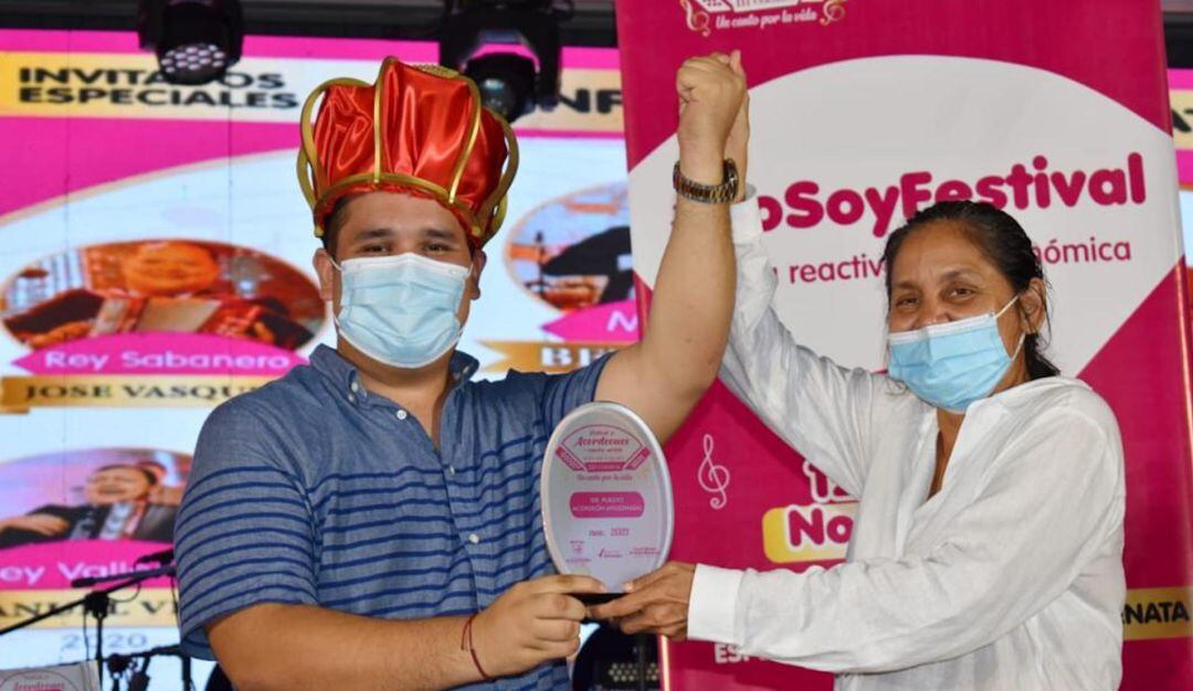 Nicolás Pezzano Farelo y la alcaldesa Licet Prieto Montejo. 