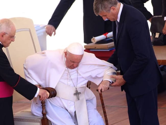 El papa Francisco recibe ayuda de sus asistentes para levantarse. Foto: Getty