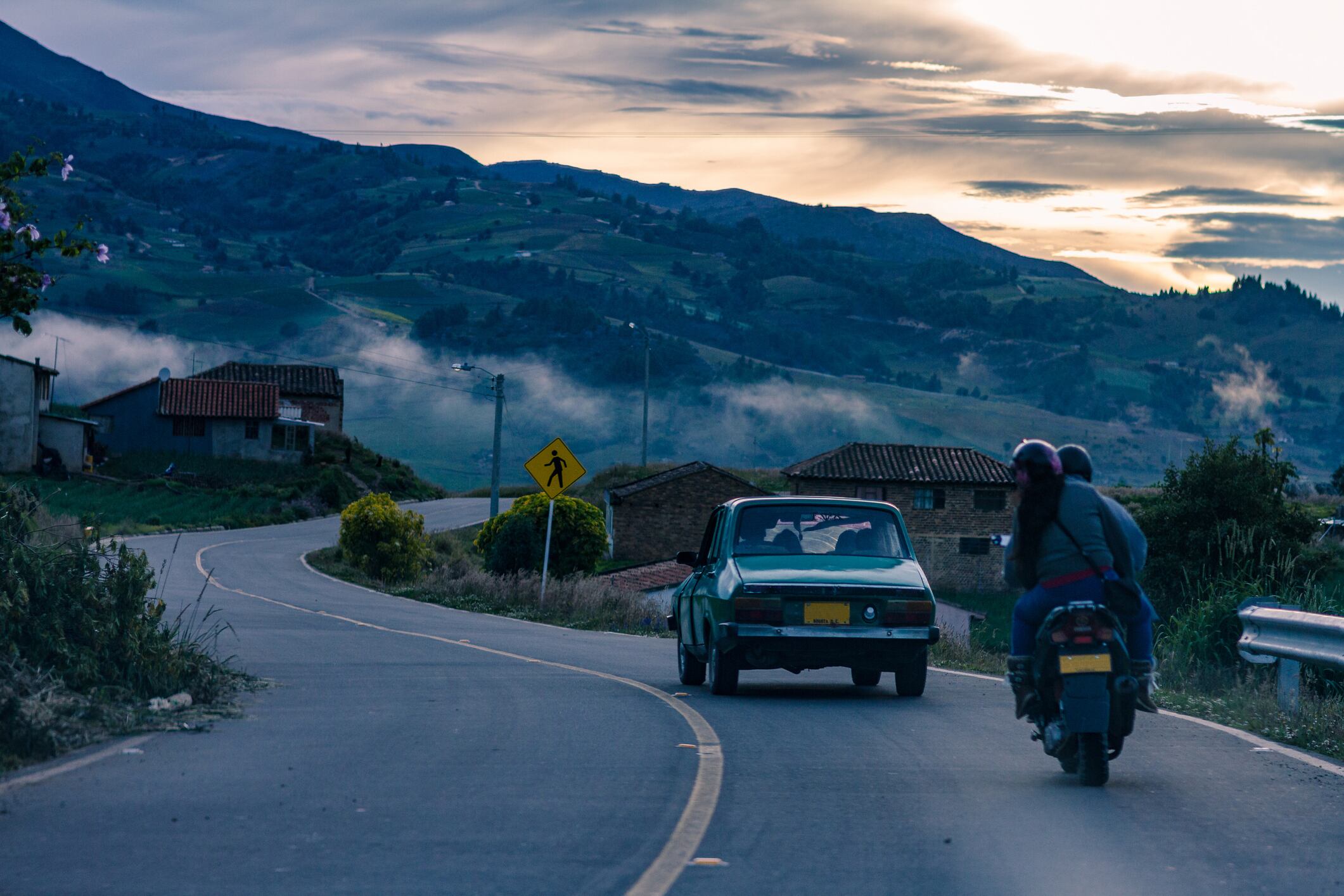 Carros en carretera de Colombia. Foto: Getty Images.
